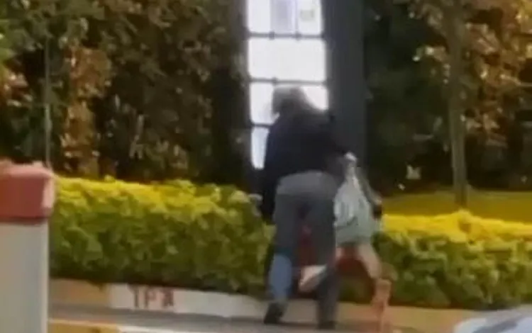 Meyve suyu isteyen kızını sokak ortasında dövdü