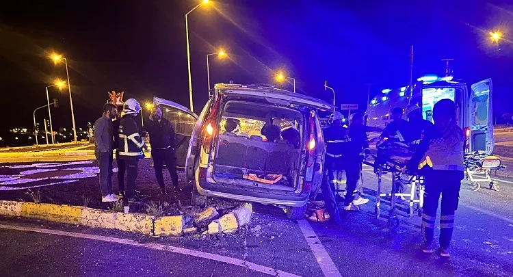 Mardin’de hafif ticari araç devrildi ; 4 yaralı