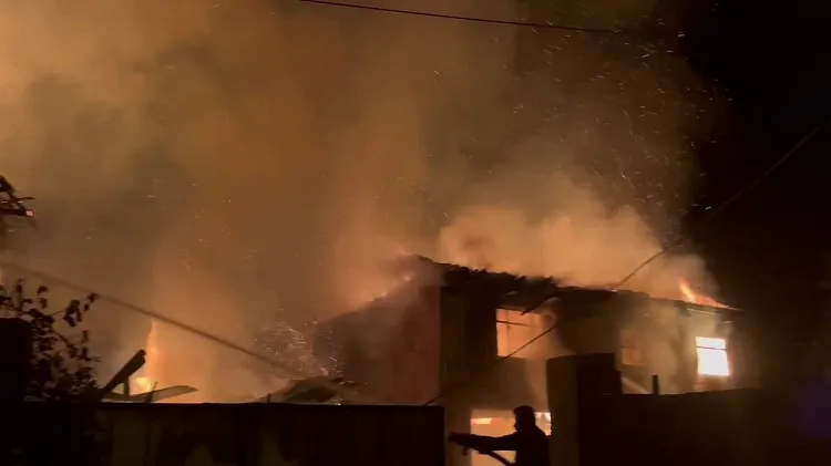 Müstakil binada çıkan yangın bitişikteki evlere sıçradı ; 3 ev yandı
