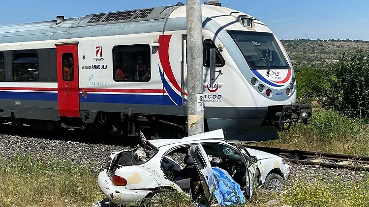 Manisa’da trenin çarptığı otomobilin sürücüsü öldü