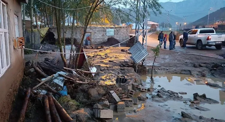 Van’da sel felaketi ; 52 hayvan öldü,10 ev hasar gördü