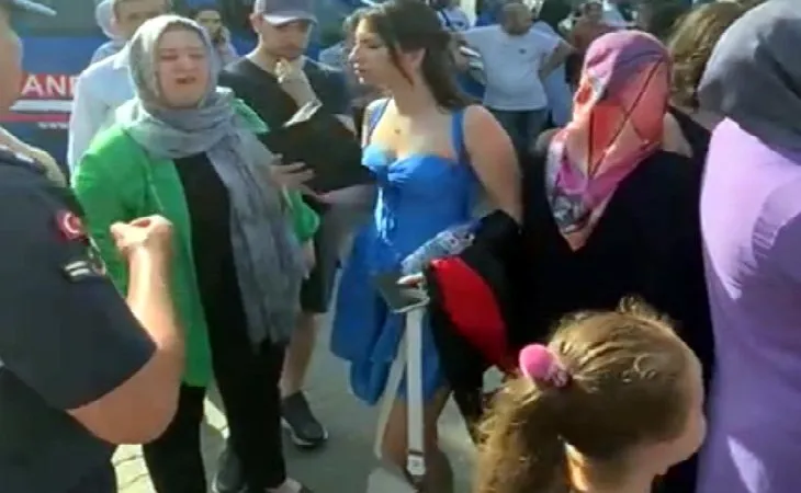 Uygunsuz kıyafet giyen kız öğrenciler mezuniyet törenine alınmadı