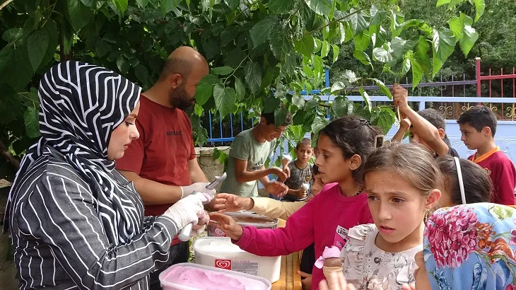 Köyleri gezip çocuklara dondurma dağıtıyorlar