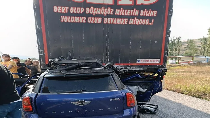 Otomobille TIR çarpıştı; avukat anne öldü, oğlu yaralandı