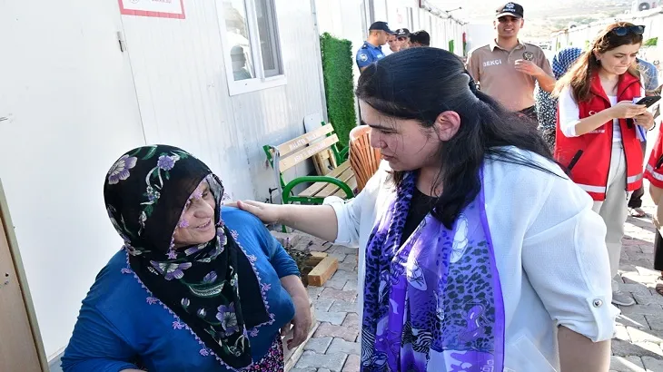 Bayan Yavuz,Depremzede Aileleri Ziyarete Devam Ediyor