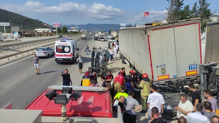 Otomobil,park halindeki tırın dorsesinin altına girdi ; 2 ölü