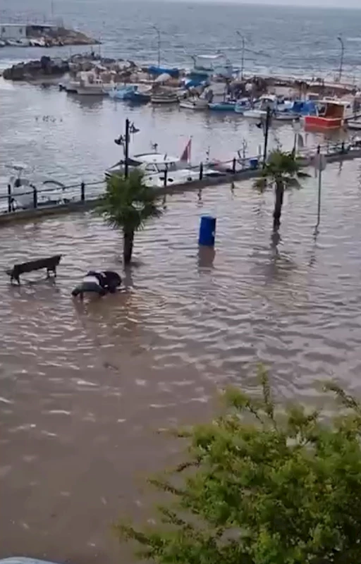 Bursa’da sağanak, yolları göle çevirdi