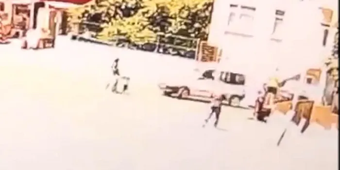 Hafif ticari aracın çarptığı babaanne ile 2 torunu yaralandı