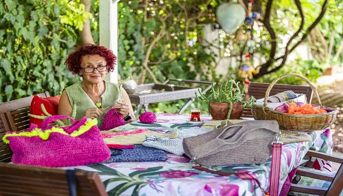 Kanseri yendi, ördüğü çantaların gelirini kanserli çocuklara bağışlıyor