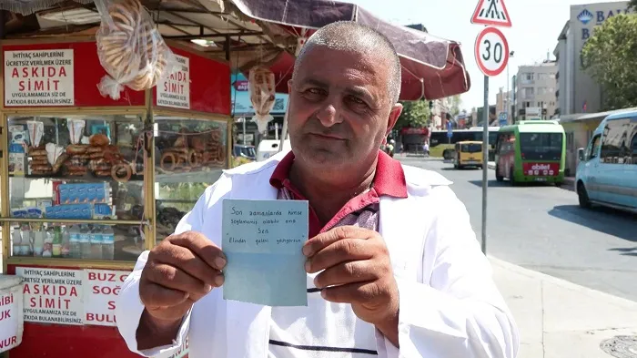 Çeyrek asırlık simitçiye öyle bir not bıraktı ki,simitçi gözyaşlarına hakim olamadı