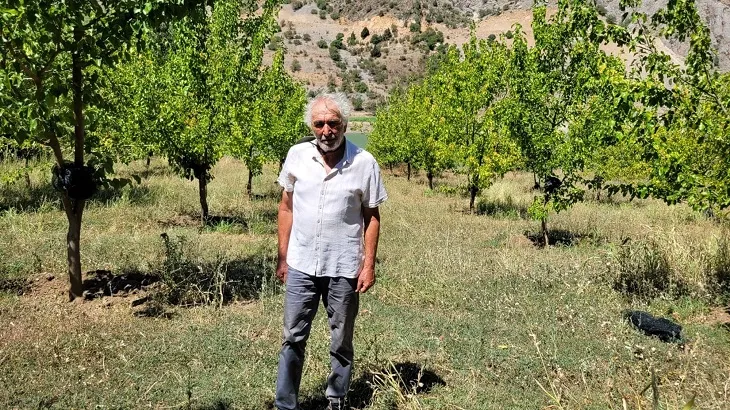 Mustafa öğretmen 10 yılda 20 binden fazla fidanı toprakla buluşturdu