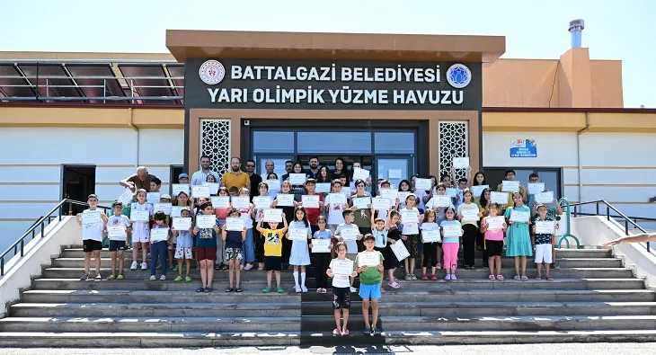  Battalgazi’de yüzme kursunu başarıyla tamamlayan minik yüzücüler belgelerini aldı