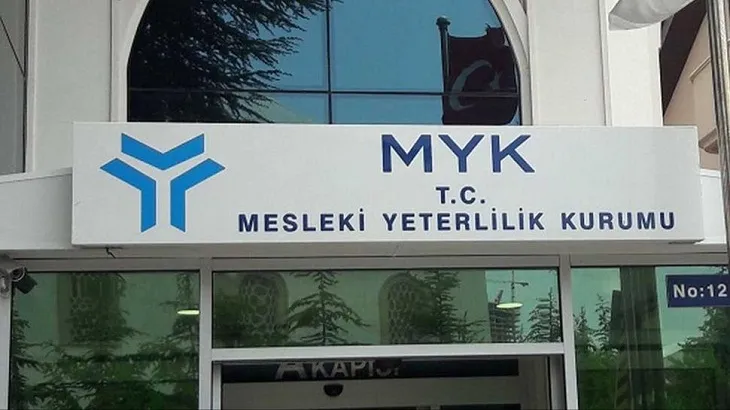 Üniversite mezunu olmayan sekreteri için yönetmelik değiştirdi