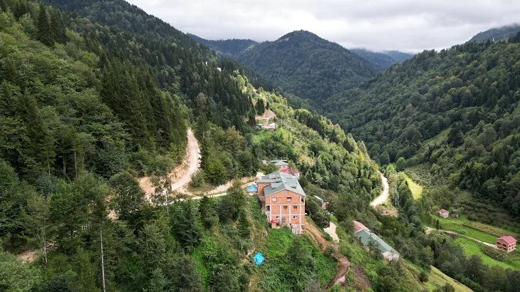 Yaparsa Karadenizli yapar ; Trabzon’da 4 katlı mandıra