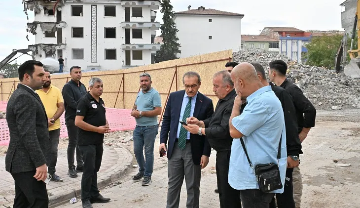 Vali Seddar Yavuz, Yıkım Süreci Devam Eden Binaların Olduğu Alanlarda İncelemelerde Bulundu.