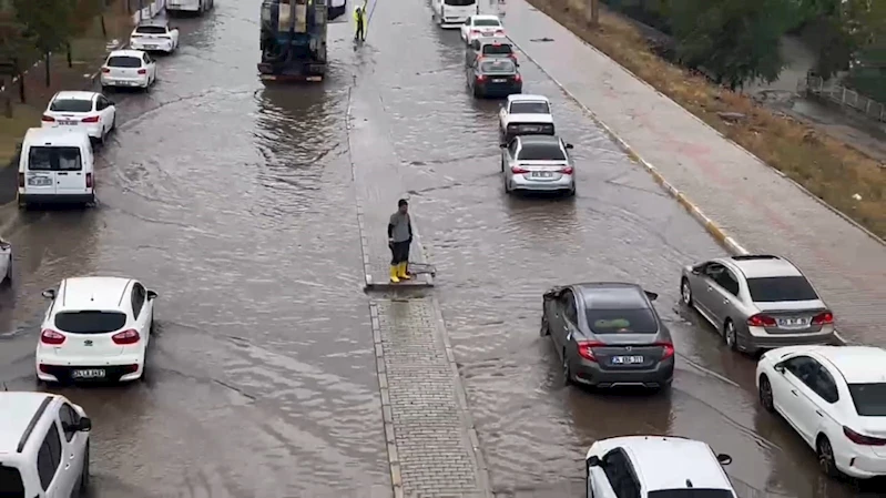 Diyarbakır’da cadde ve sokaklar göle döndü