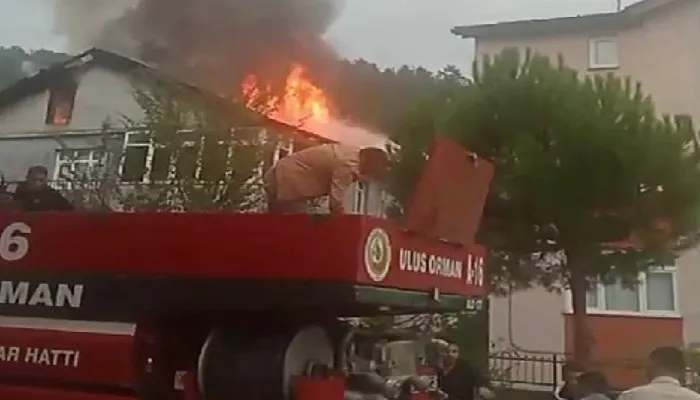 Bartın’da yangında mahsur kalan kadını jandarma kurtardı