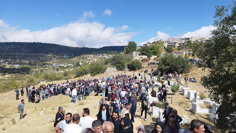 Komşularının öldürdüğü baba, oğul ve gelin toprağa verildi