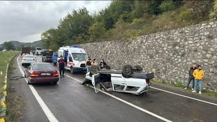 Otomobil, otobüse çarpıp takla attı; çocuk öldü, anne, baba ve kardeşi yaralandı