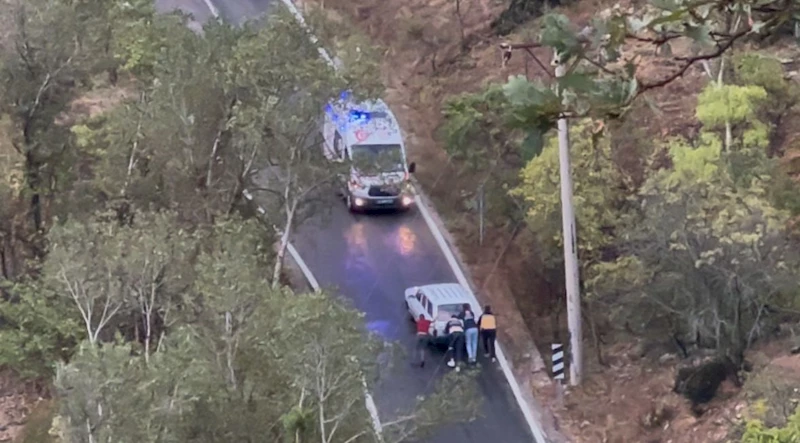 Sağlık çalışanları, aküsü biten otomobili itti; o anlar kamerada