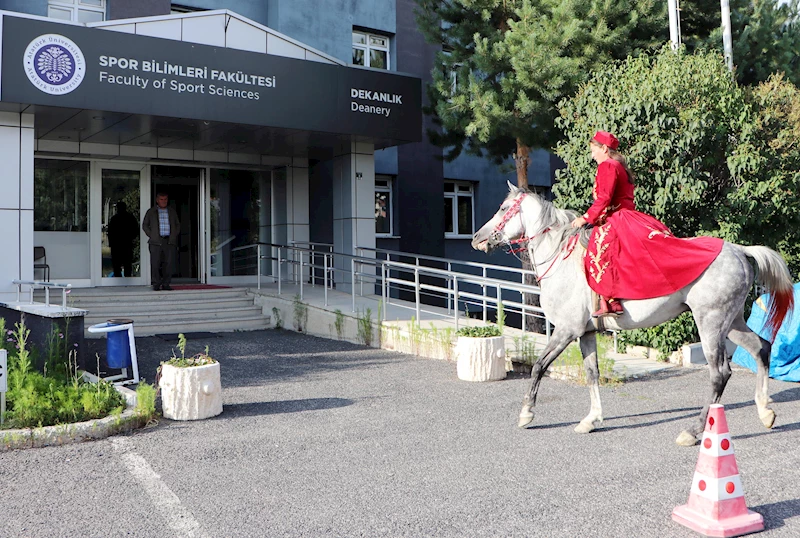 Atlı okçuluk tezini, atıyla götürüp teslim etti