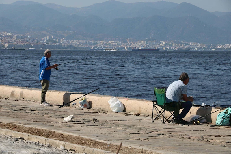 Olta balıkçıları, yasağa ve kötü kokuya aldırmadan balık tuttu