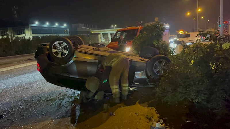 Otomobil, pano ile ağaçlara çarparak ters döndü; 2 yaralı 