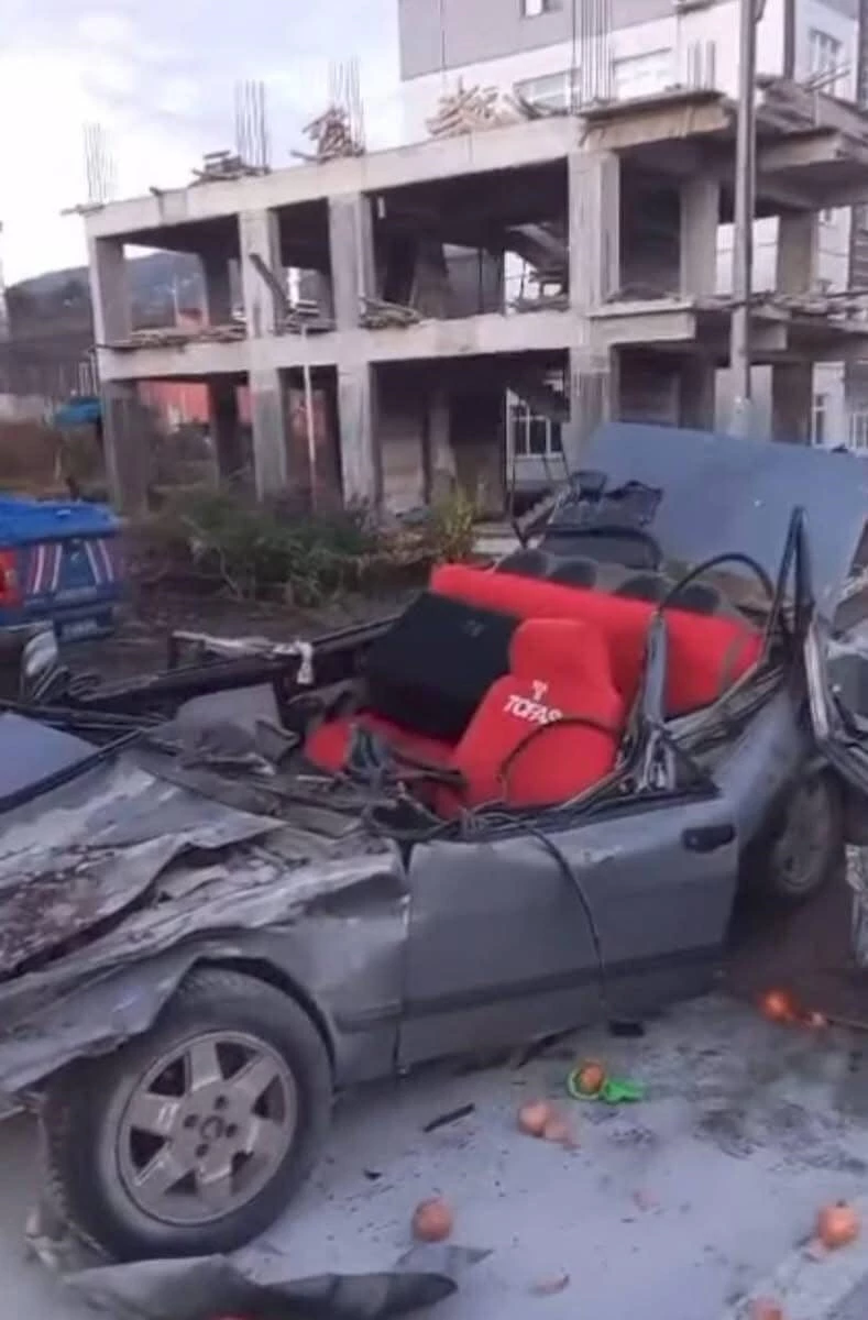 Önündeki kamyona çarpan otomobilin sürücüsü yaralandı