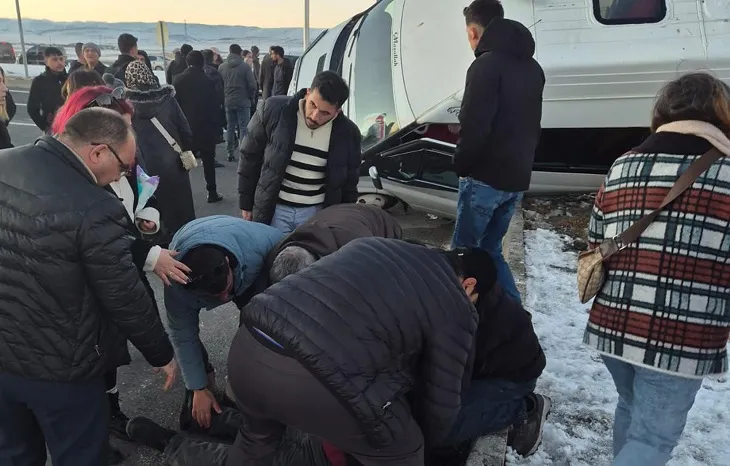 Kars’ta iki minibüs çarpıştı ;27 yaralı