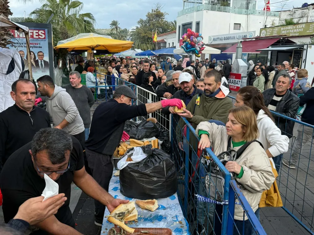 Bodrum’da hamsi festivalinde 3 ton hamsi dağıtıldı, metrelerce kuyruk oluştu