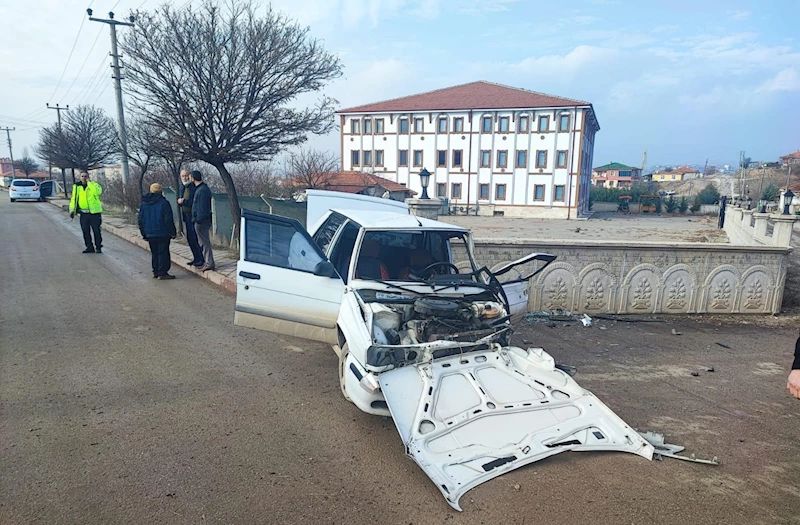 Bahçe duvarına çarpan otomobilin sürücüsü öldü; kaza anı kamerada