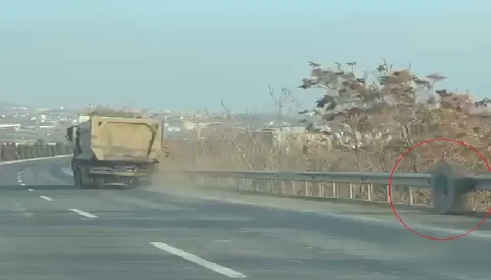 Kamyon şoförünün yerinden fırlayan tekerin karşı yöne geçmesini engellediği anlar kamerada