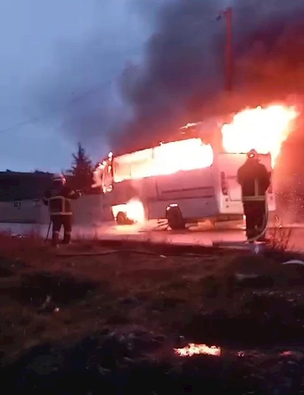 Seyir halindeki midibüs alev alev yandı