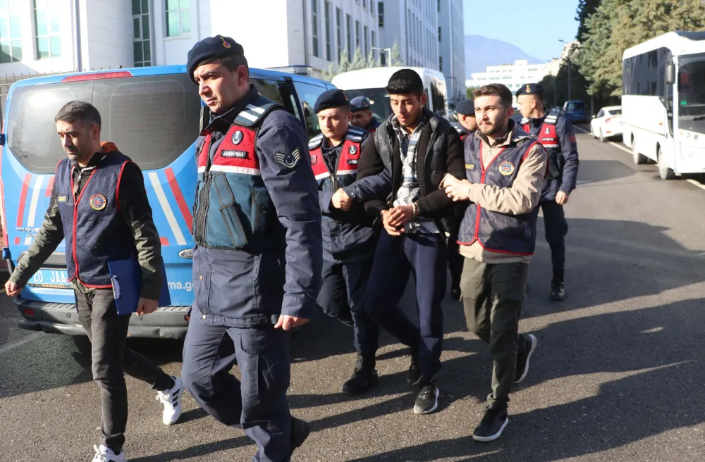 8 yıl önce annesini darbedip, babasını da yaralayan adamı öldürdü