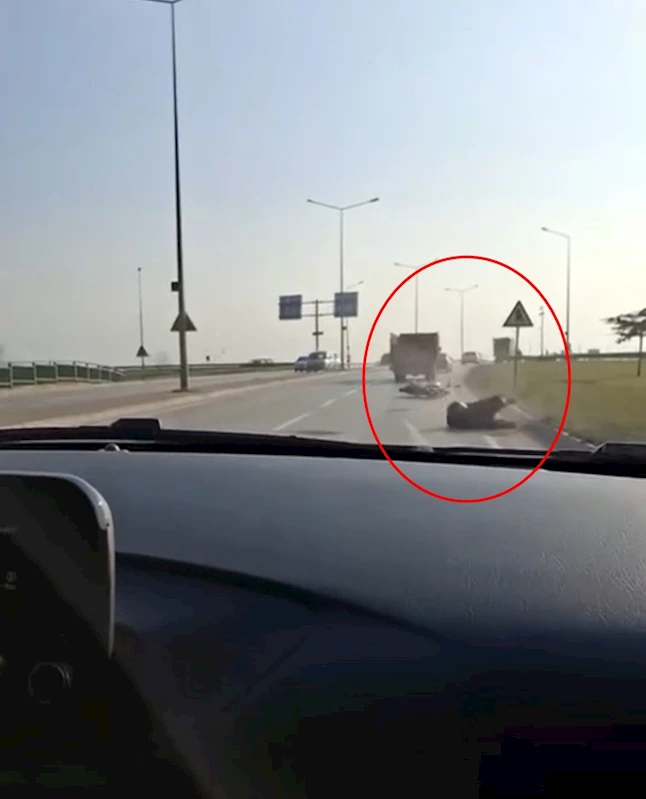 Otomobilde, sosyal medya için video çekerken motosiklet kazasını görüntüledi