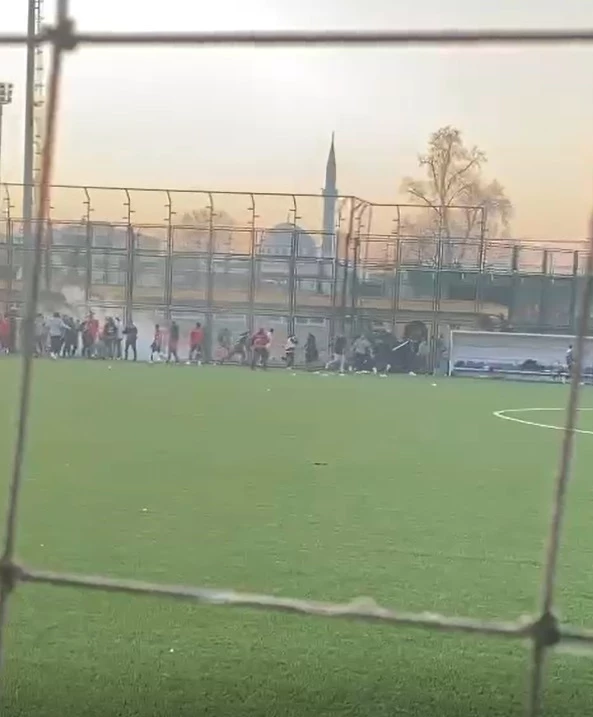 Amatör küme maçında taraftarlar rakip takımın futbolcularını darbetti; o anlar kamerada