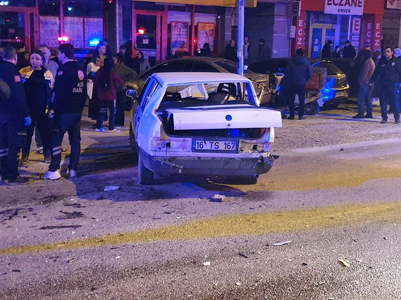 Bursa’da iki otomobil çarpıştı: 4 yaralı