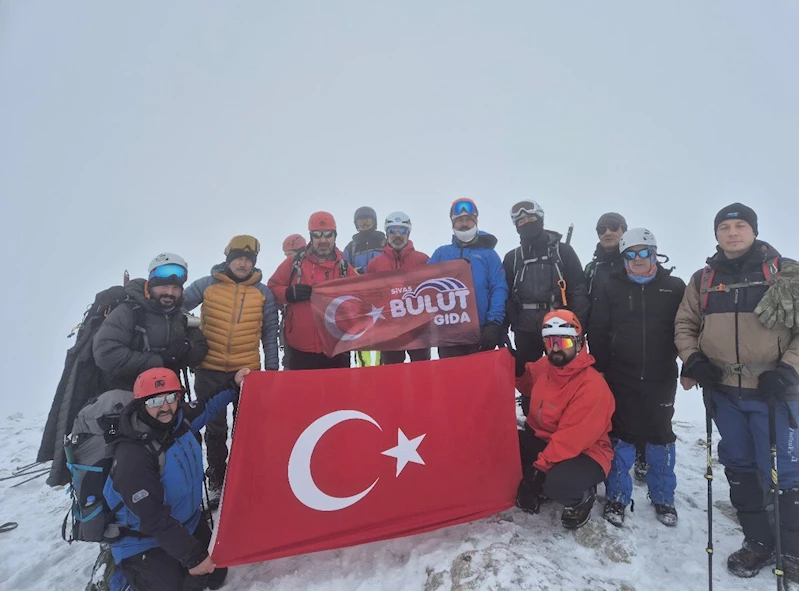 Kar ve sis altında Gürlevik Dağı