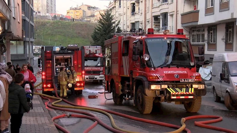 İstanbul - Gaziosmanpaşa’da 5 katlı binanın çatısı yandı