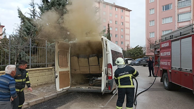 Park halindeki minibüs yandı