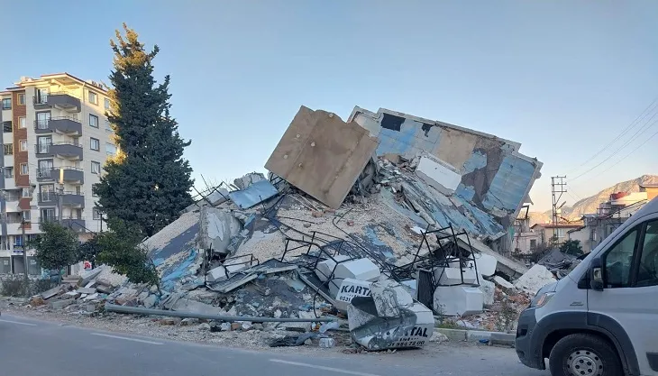 Emekli ikramiyesiyle aldığı ev, eşi ve kızına mezar oldu