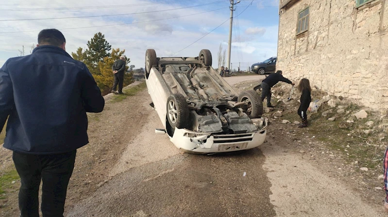 Takla atan otomobildeki karı-koca yaralandı