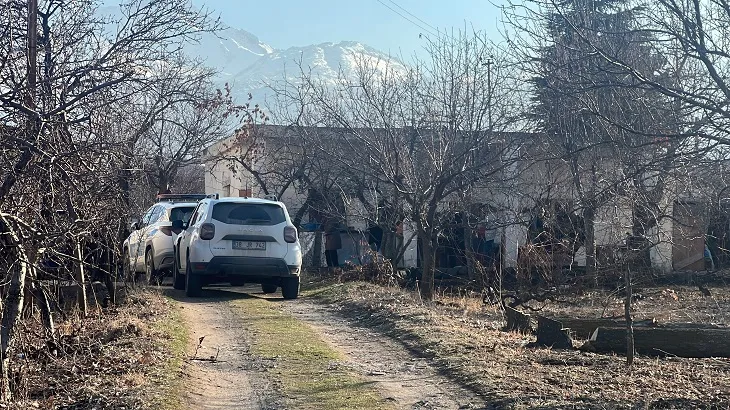 Haftasonunu geçirmek için gittiği bağ evinde sobadan sızan gazdan öldü