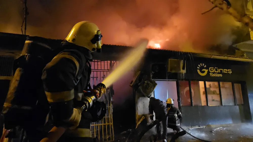 Edirne’de çakmak dükkanında çıkan yangın 5 iş yerine sıçradı