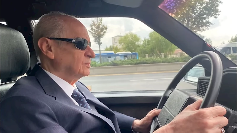 Devlet Bahçeli, klasik otomobilinde Ferdi Tayfur