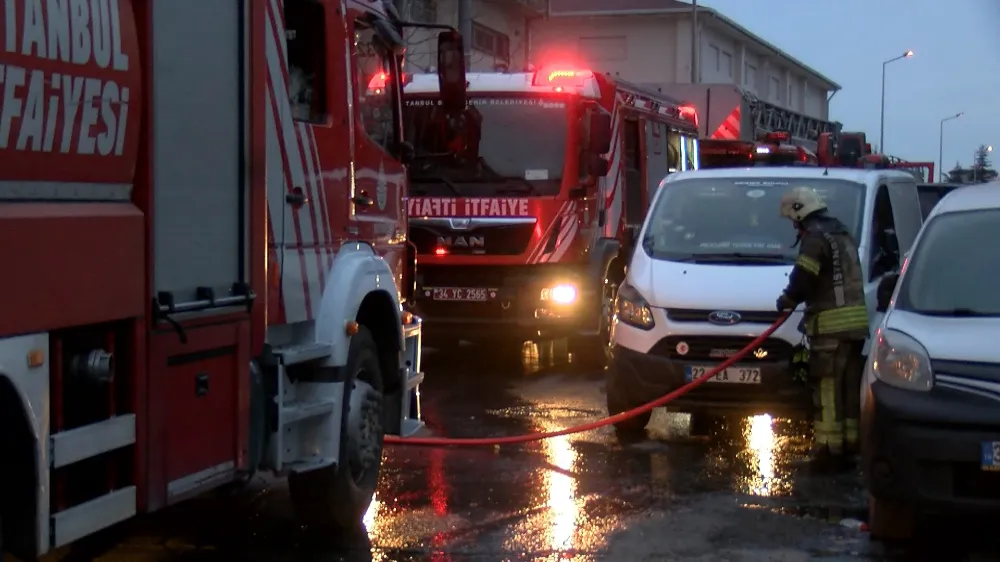 Beylikdüzü’nde iş merkezinde çıkan yangın itfaiye tarafından söndürüldü