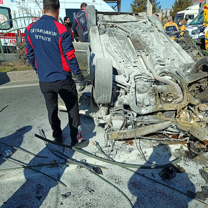 Lastiği patlayan aracın çarptığı refüjdeki korkuluklardan kopan demir parçaları 2 otomobile isabet etti; 5 yaralı