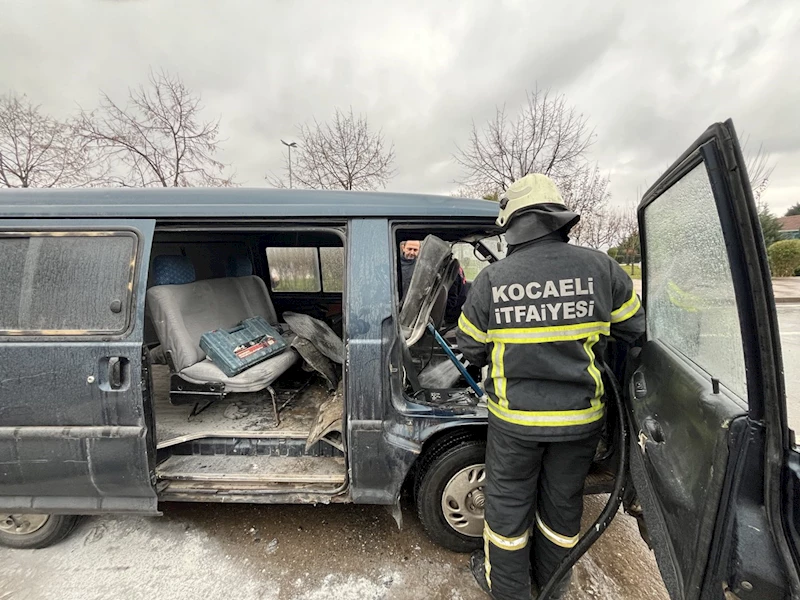 Kocaeli’de seyir halindeki minibüste çıkan yangın söndürüldü 