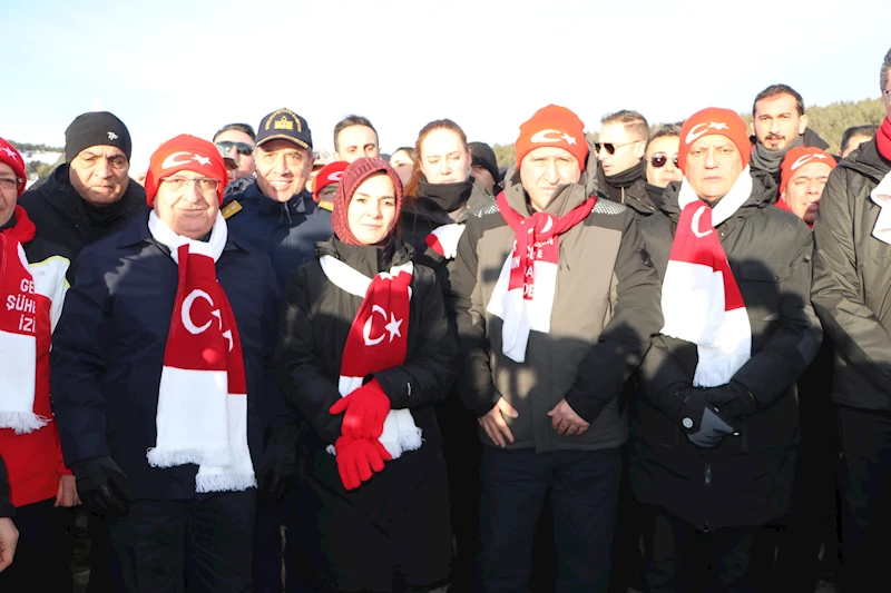 Sarıkamış şehitleri için binlerce kişi, yürüyüşe başladı