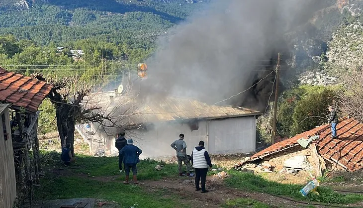 Serik’te müstakil ev yangında tamamen küle döndü